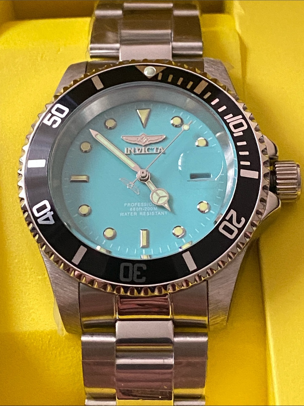 Invicta NEW Men’s Pro Diver 40mm, 200 m water resistant watch.